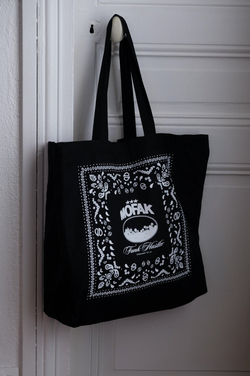 Tote bag Mofak Funk Hustler suspendu à une porte