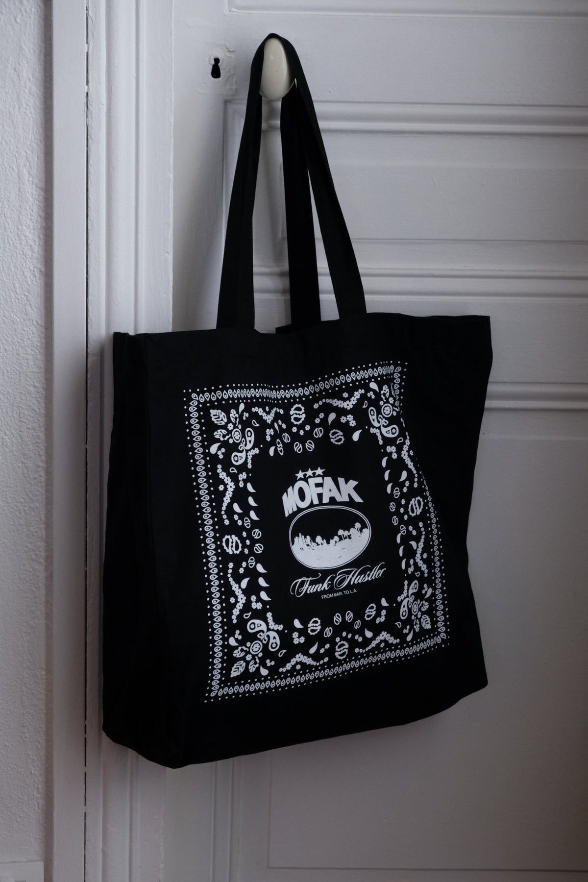 Tote bag Mofak Funk Hustler suspendu à une porte