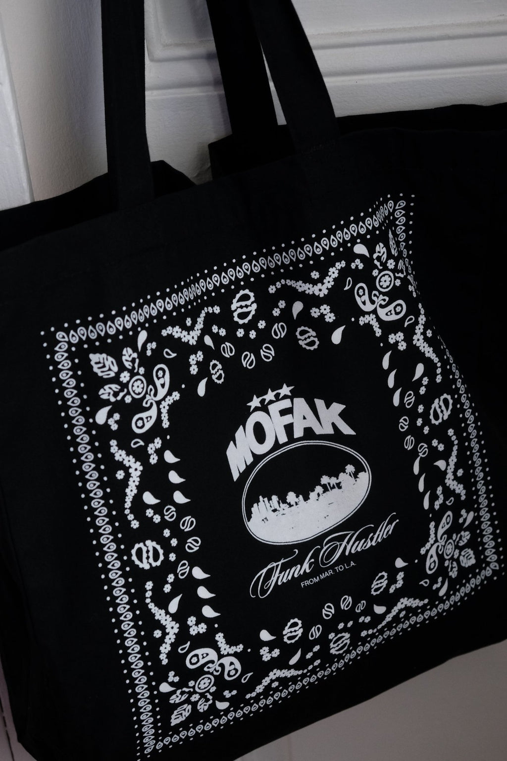 Détail de l'impression bandana et du logo Mofak